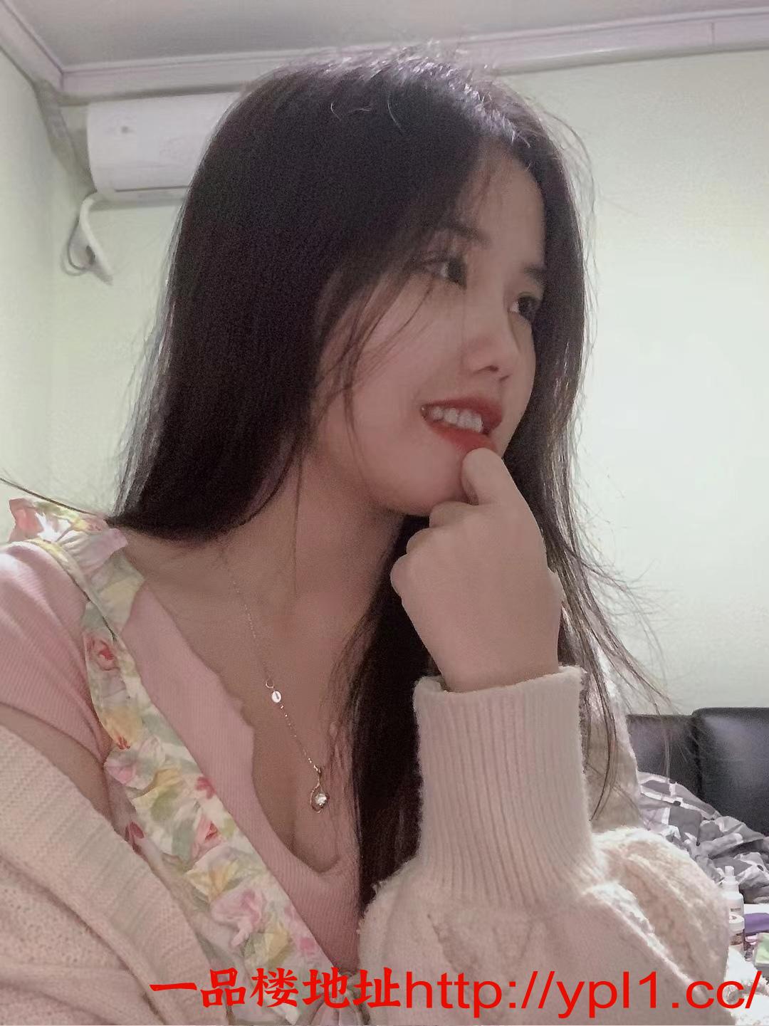 分享一个极品嫩妹，屁股翘手感好，性价比高