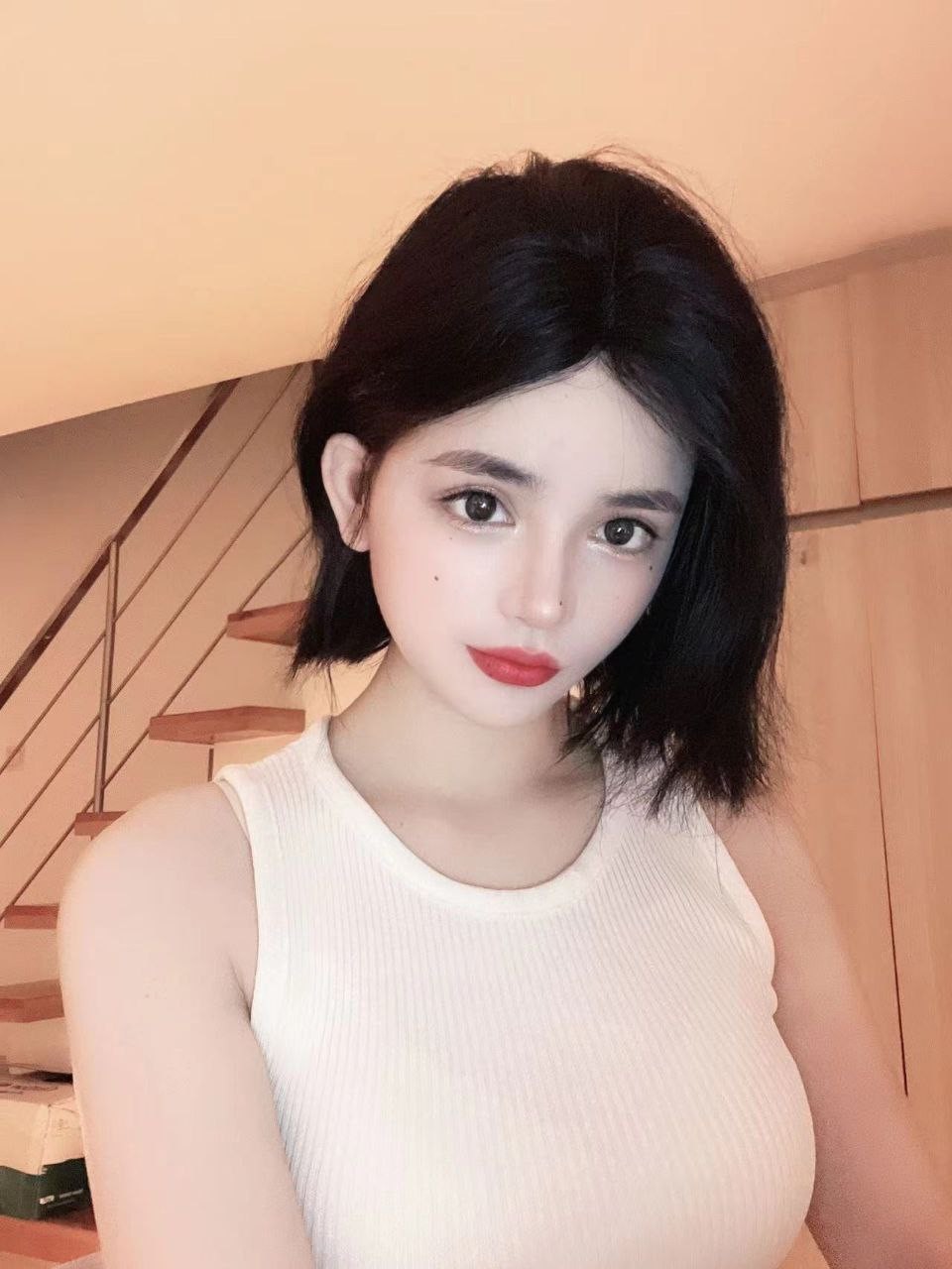 黑丝翘臀佳丽
