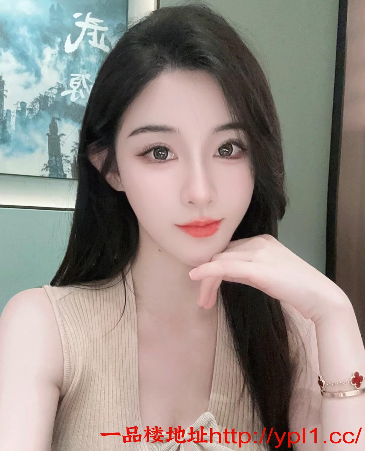 分享尤物前凸后翘的极品学妹嫩逼