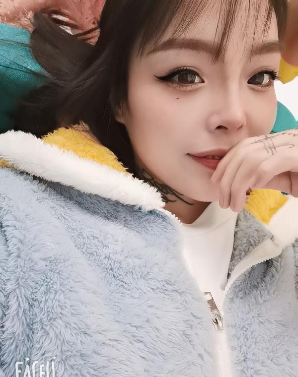 纹身热情辣妹
