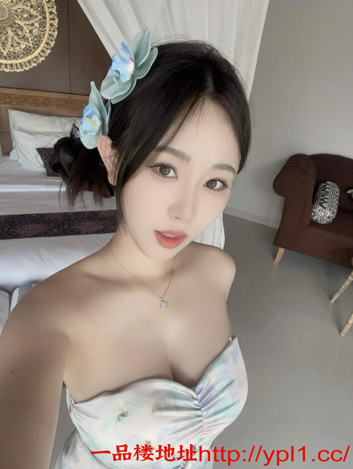 奶子挺大的妹子