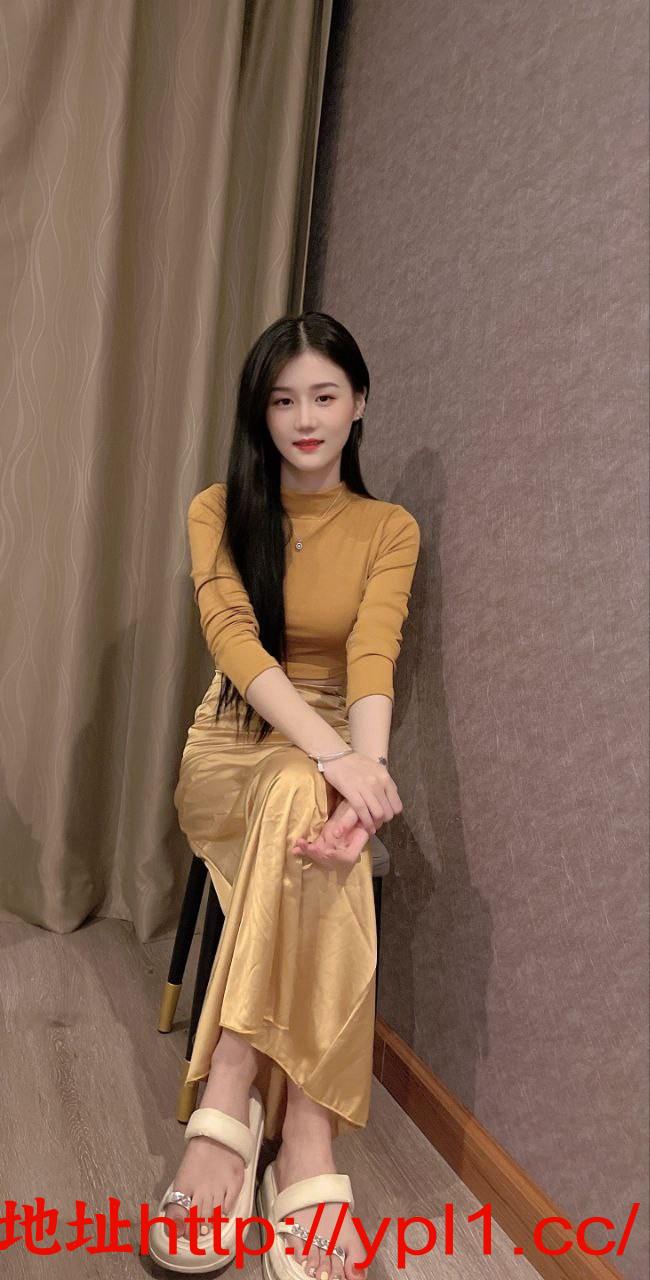 妹妹很年轻，身材很好，皮肤很光滑白净，而且摸起来很光滑手感很好