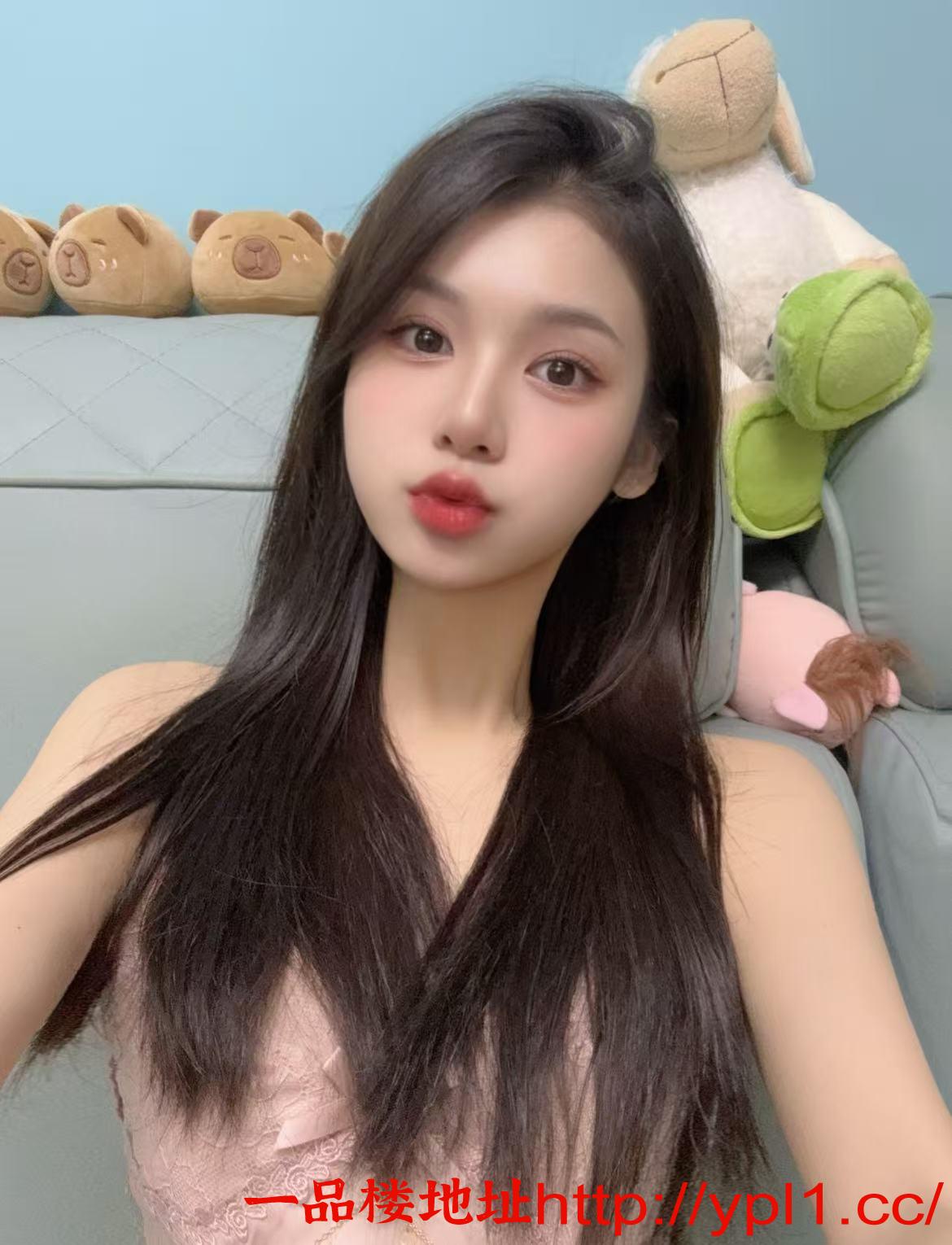 分享真实22岁大一妹妹 身材雪白鲜嫩可上门