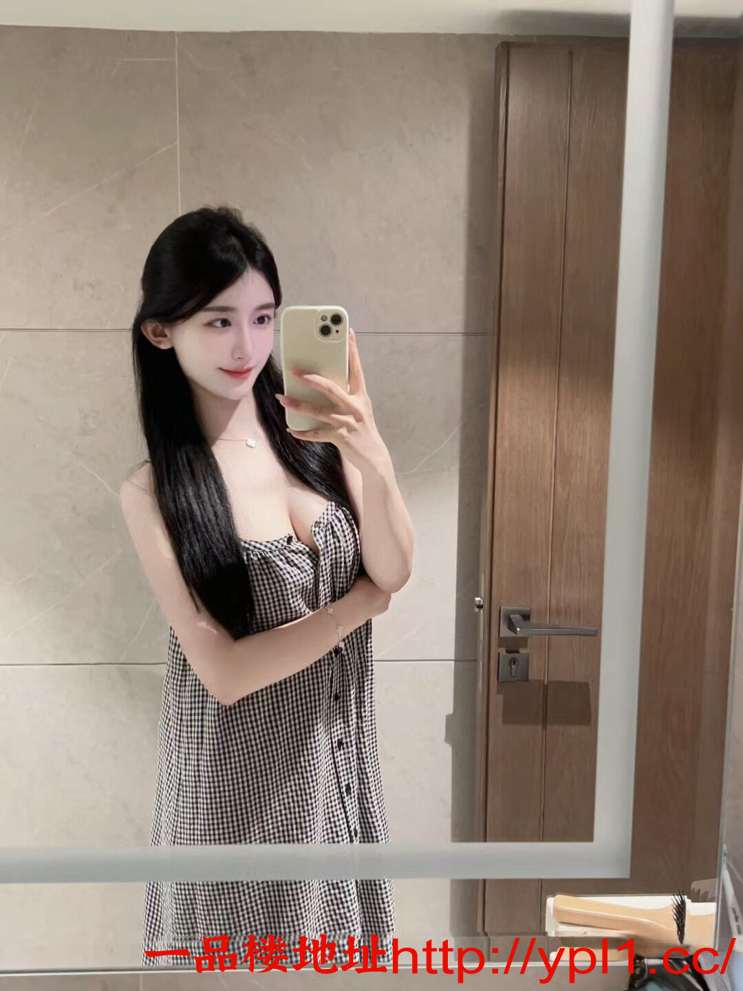 前凸后翘水嫩多汁的年轻嫩妹