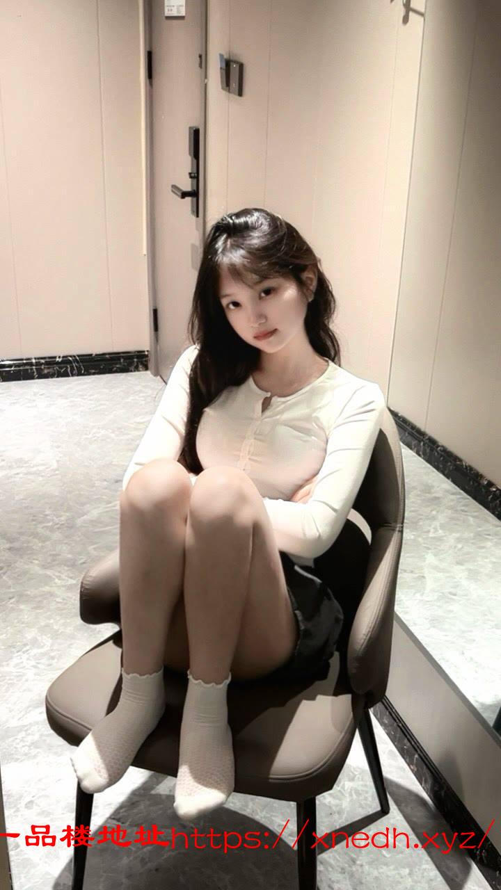 ，刚下海性感嫩妹