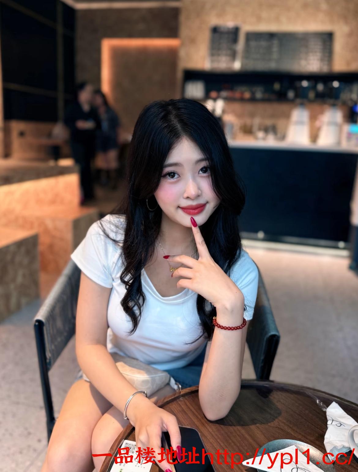 服务配合长腿老师长得很白嫩摇的很猛