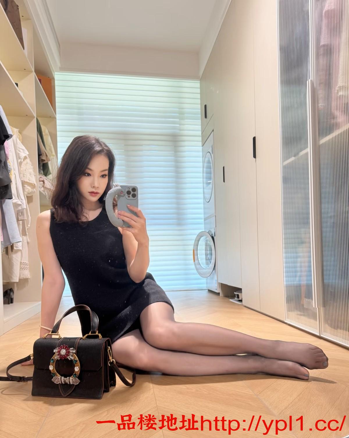 分享大学刚毕业身材丰满大长腿的妹妹骚逼粉嫩无异味可调教（可上门）