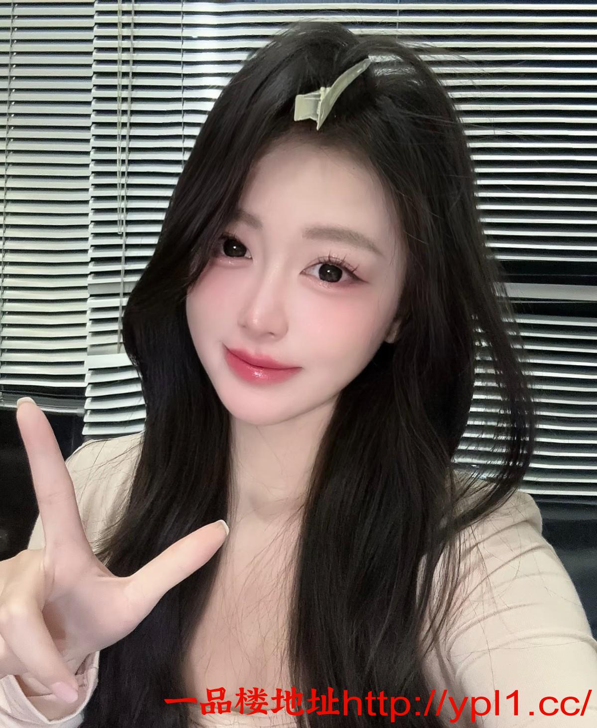 前凸后翘的极品嫩逼妹妹