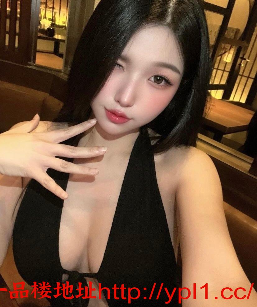 身材火辣风骚白嫩妹