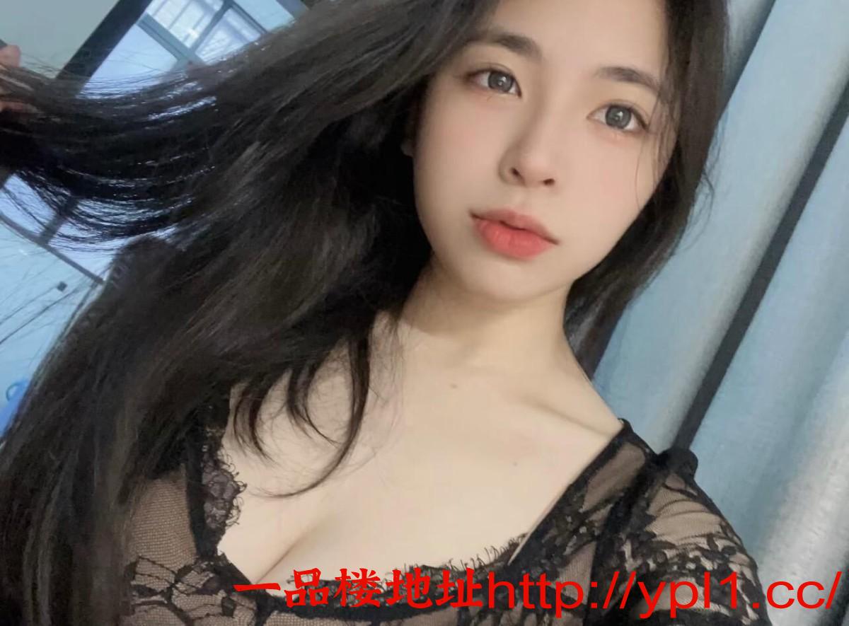 嫩妹姿势配合胸大奶香味十足