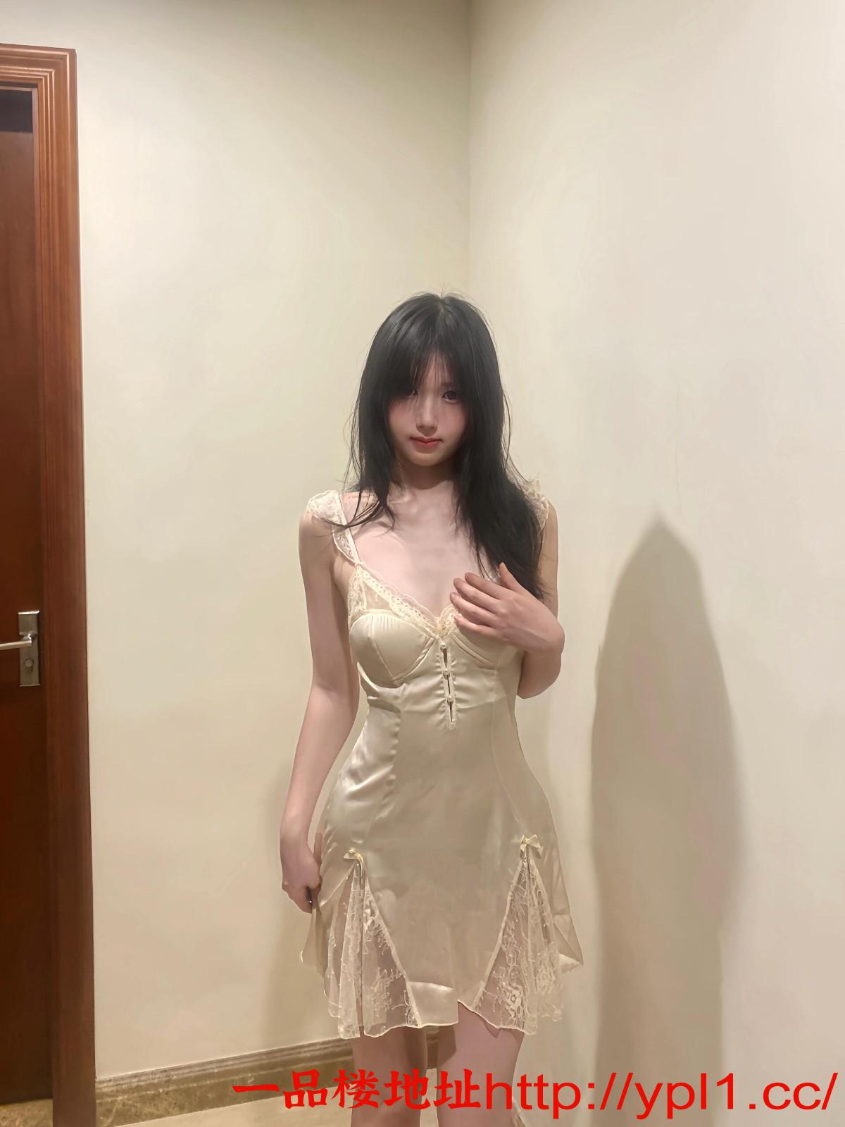 肤白粉嫩小骚妹身材火辣