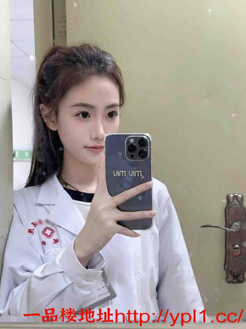 小舌头灵活的在耳边身体扫荡。慢慢来到下面，温柔的小舌头又舔又吸