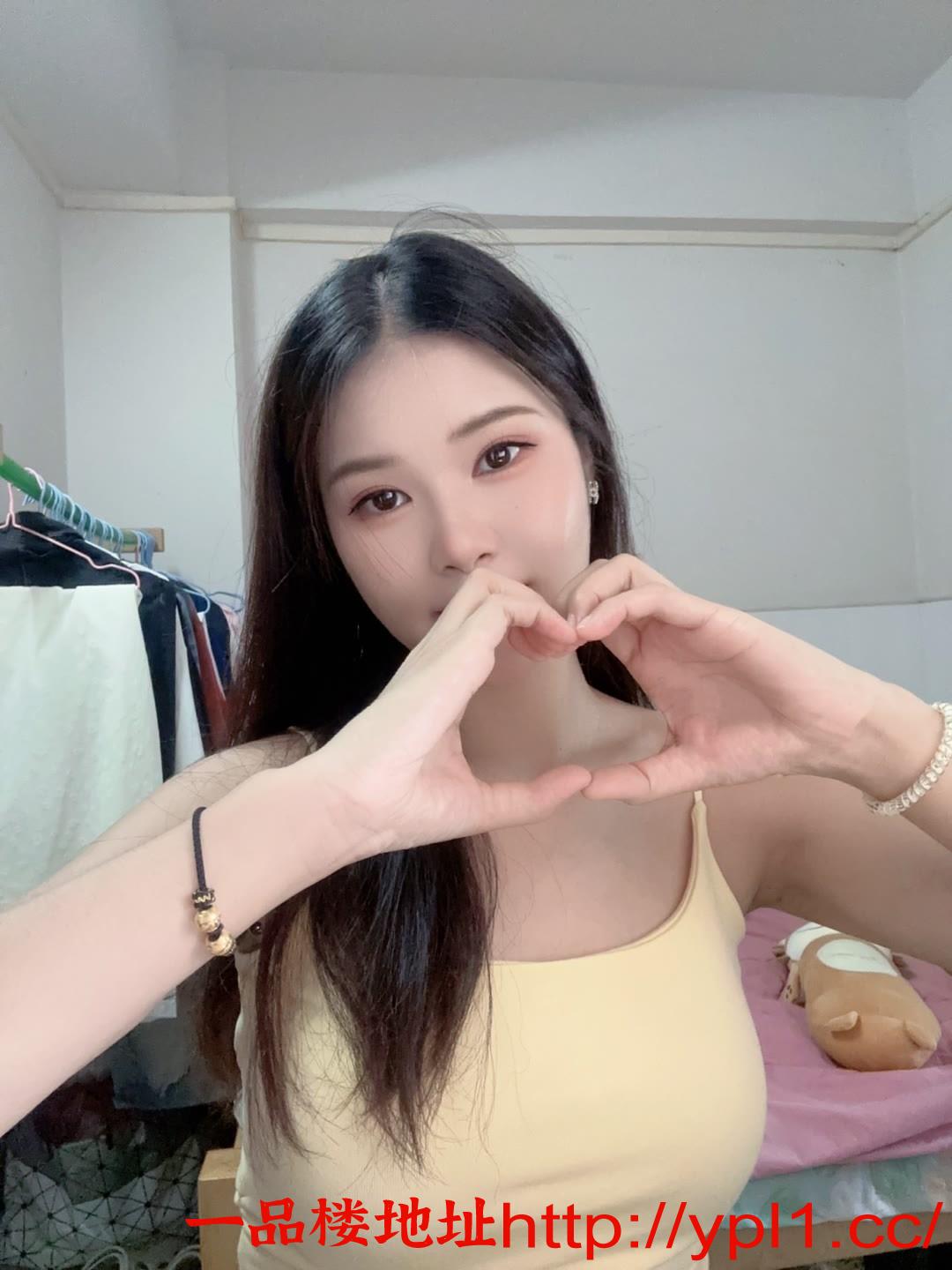 白嫩性感妹子骚的很