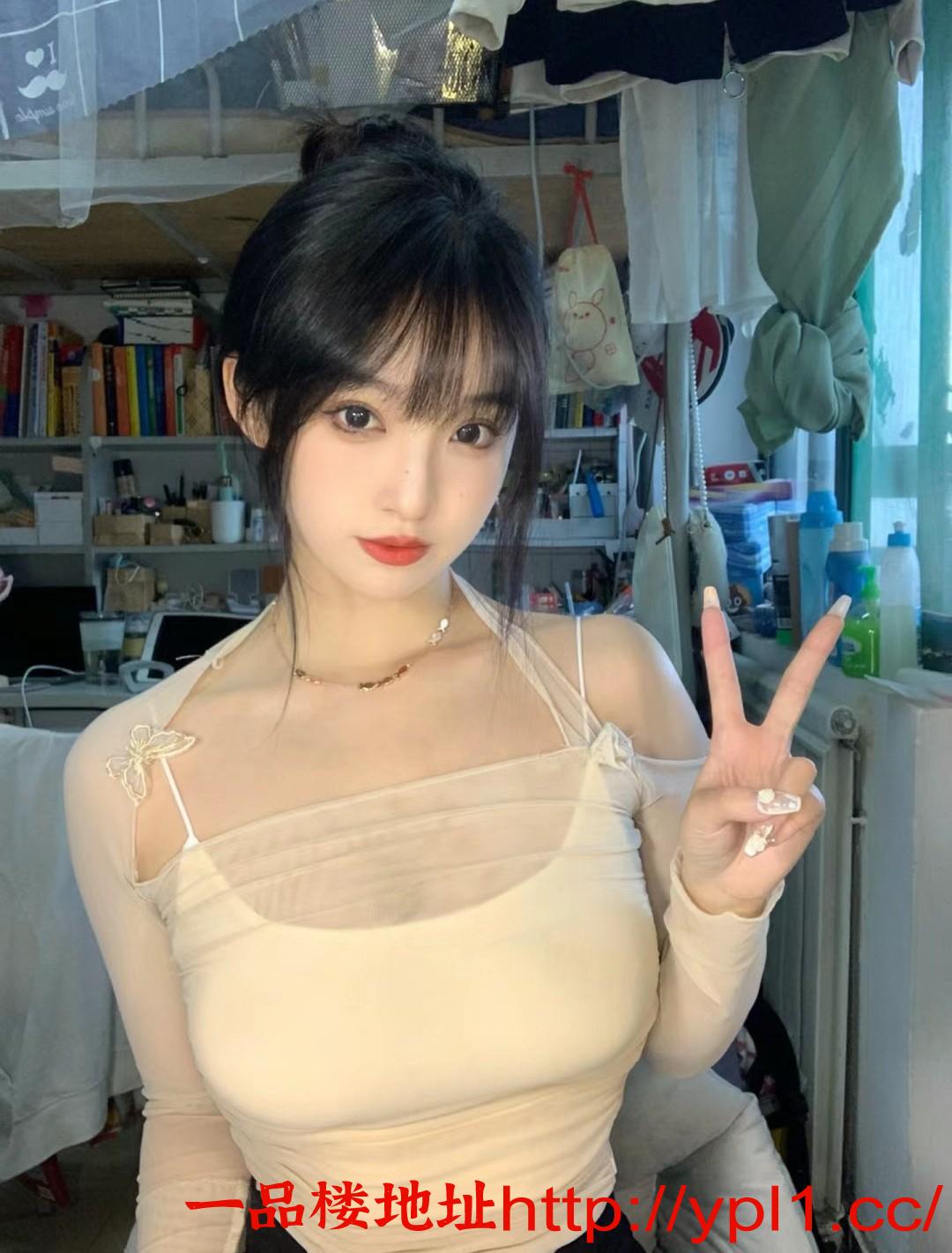 甜美脸庞，御姐气质，皮肤白皙