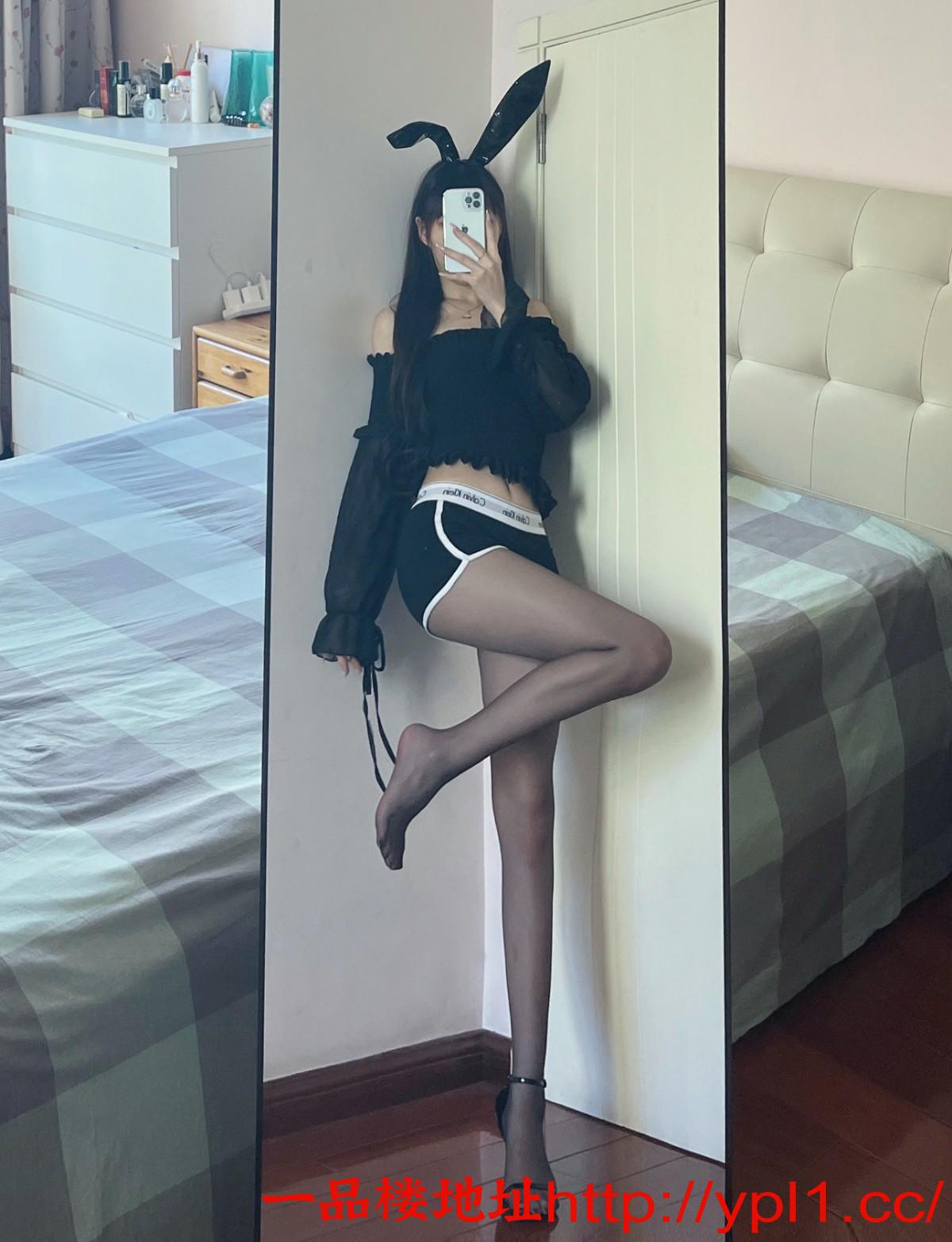 黑丝妹外表清纯内心火热的女孩