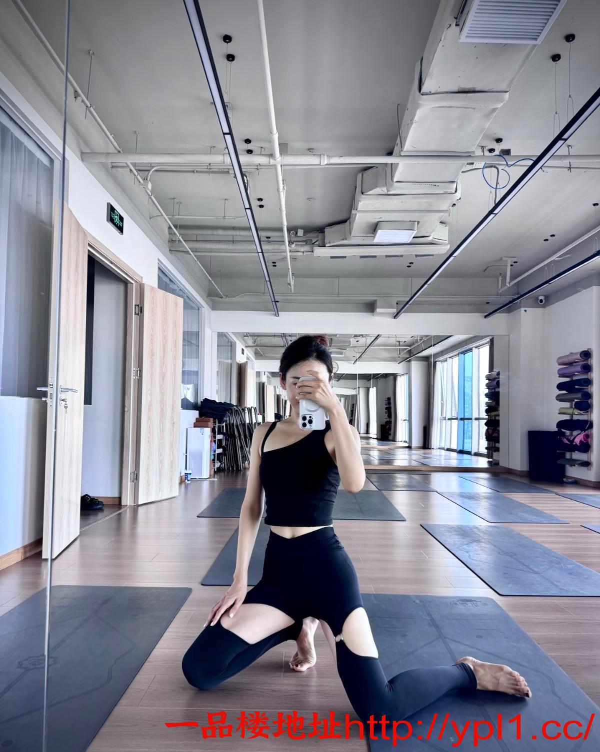 分享03年刚毕业兼职白虎瑜伽老师肤白貌美大长腿会夹会舔（可上门）